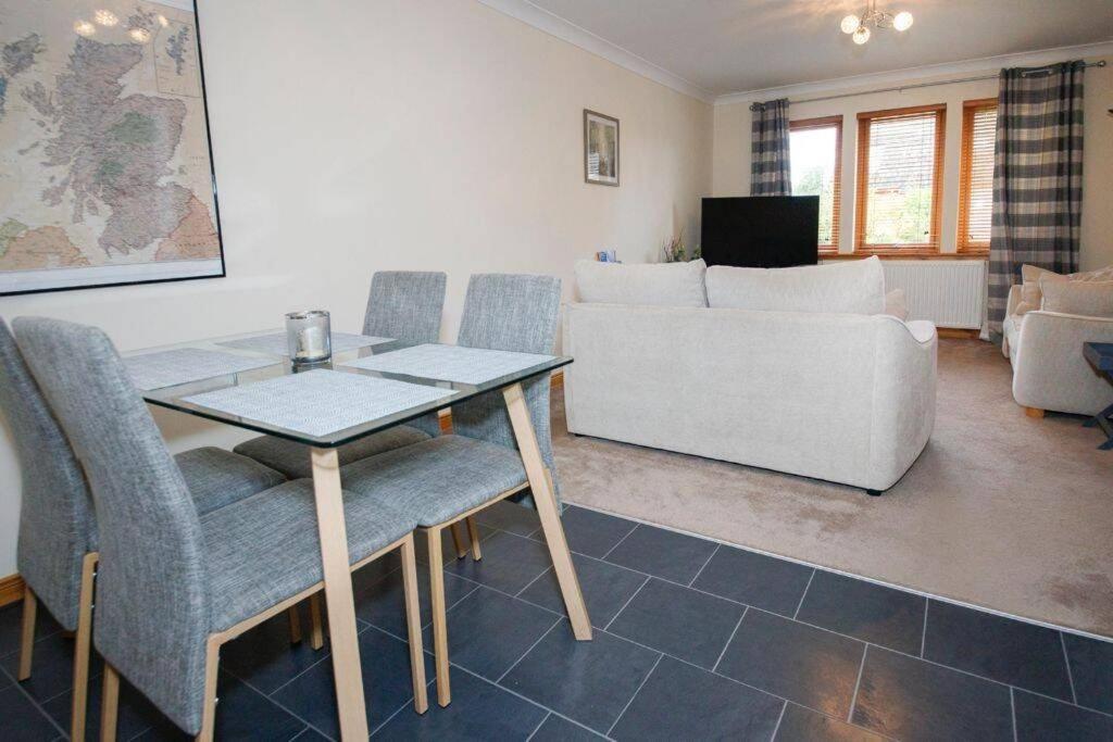 Ferienhaus Modern 2 Bedroom Semi Detached House With Own Private Driveway