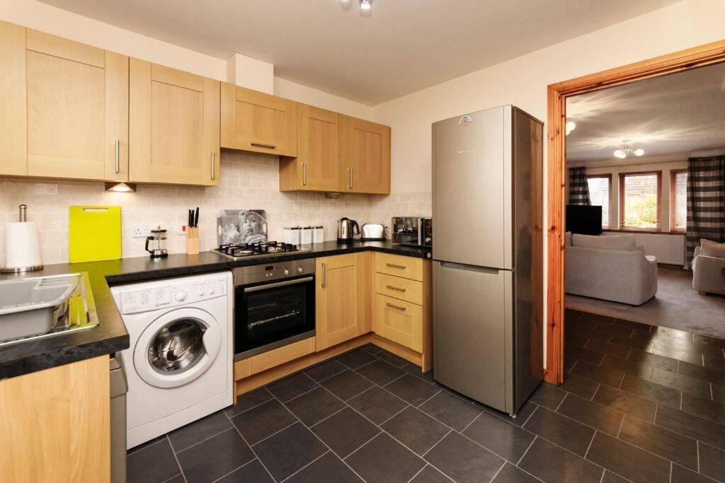 Modern 2 Bedroom Semi Detached House With Own Private Driveway Ferienhaus *