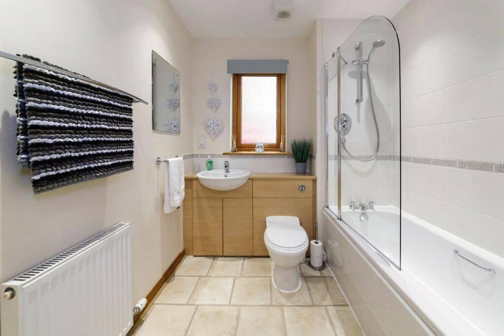 Modern 2 Bedroom Semi Detached House With Own Private Driveway Ferienhaus *